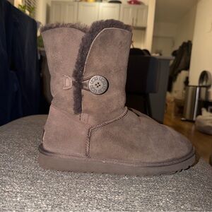 UGG BAILEY BUTTON II BROWN
